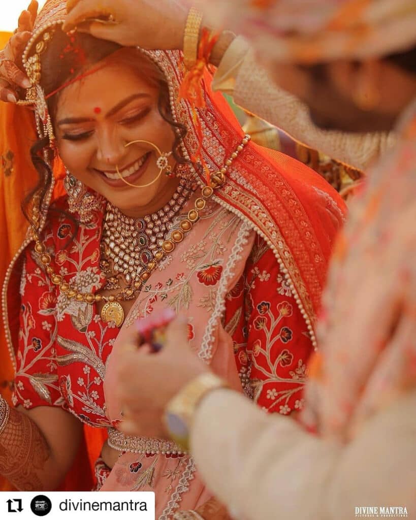 Best Romantic Couple Photo Ideas - Updated (2023) 8 Couple Poses 13 - WeddingPullav