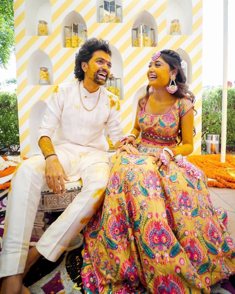 Best Romantic Couple Photo Ideas - Updated (2023) 2 Couple Poses 3 - WeddingPullav