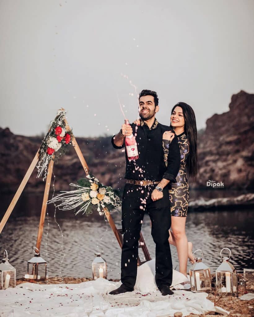 Best Romantic Couple Photo Ideas - Updated (2023) 21 Couple Poses 34 - WeddingPullav