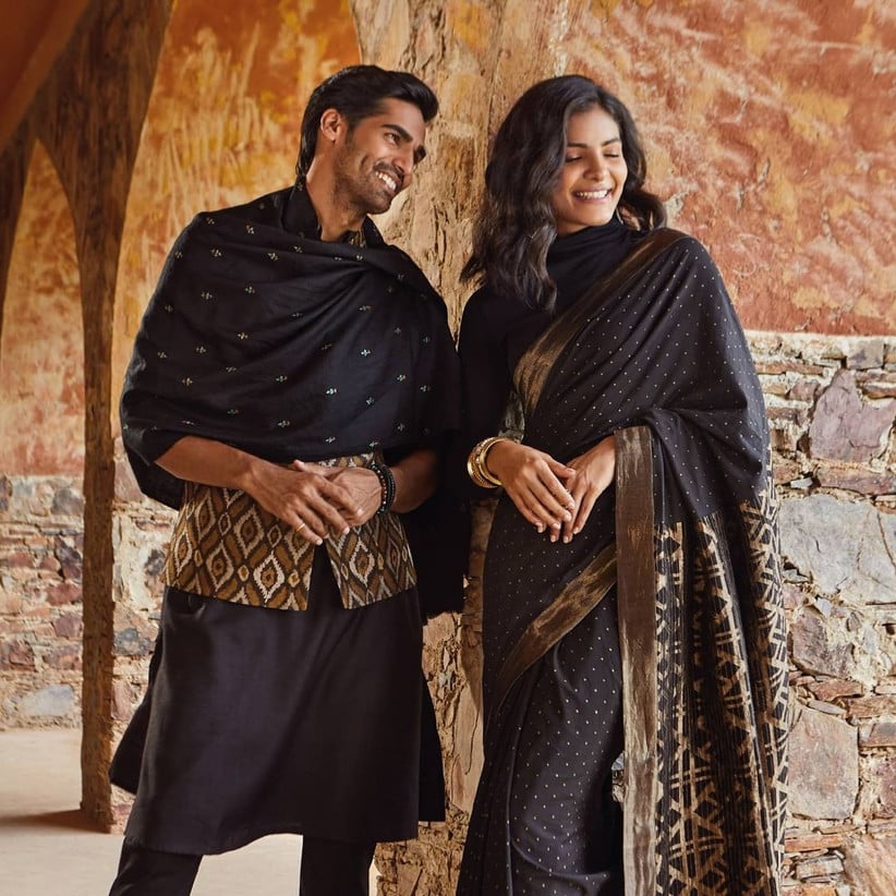 Best Romantic Couple Photo Ideas - Updated (2023) 24 Couple Poses 37 - WeddingPullav