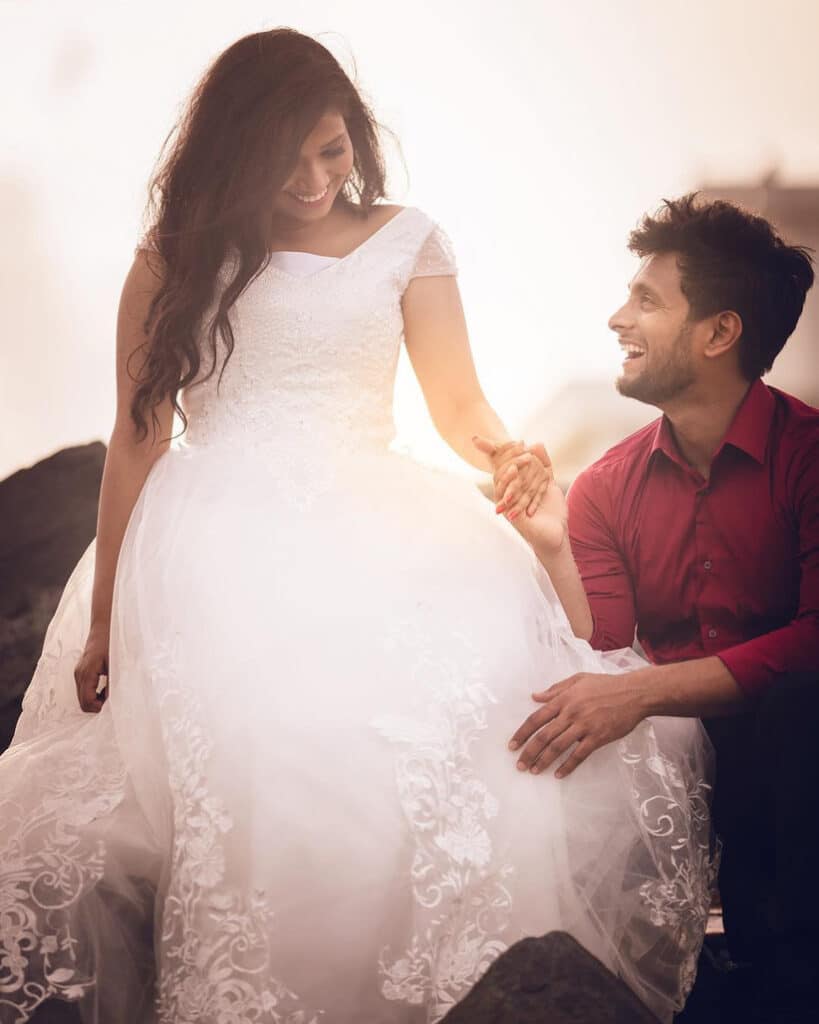 Best Romantic Couple Photo Ideas - Updated (2023) 3 Couple Poses 4 - WeddingPullav