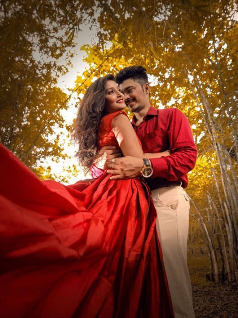 Best Romantic Couple Photo Ideas - Updated (2023) 29 Couple Poses 43 - WeddingPullav