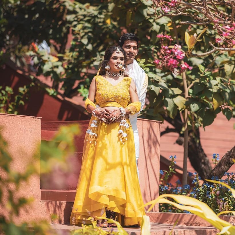 Best Romantic Couple Photo Ideas - Updated (2023) 5 Couple Poses 6 - WeddingPullav