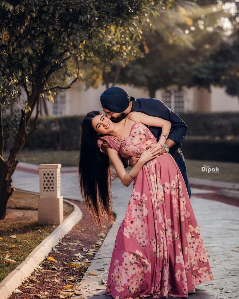 Best Romantic Couple Photo Ideas - Updated (2023) 48 Couple Poses 68 - WeddingPullav