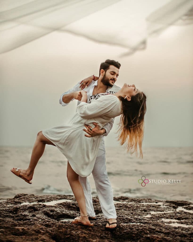 Best Romantic Couple Photo Ideas - Updated (2023) 49 Couple Poses 70 - WeddingPullav