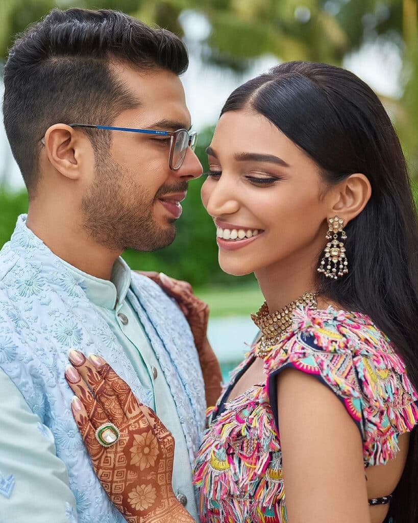 Best Romantic Couple Photo Ideas - Updated (2023) 52 Couple Poses 73 - WeddingPullav