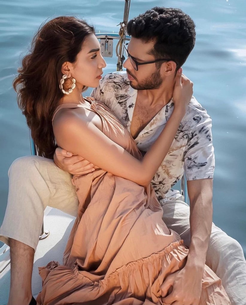 Best Romantic Couple Photo Ideas - Updated (2023) 53 Couple Poses 74 - WeddingPullav